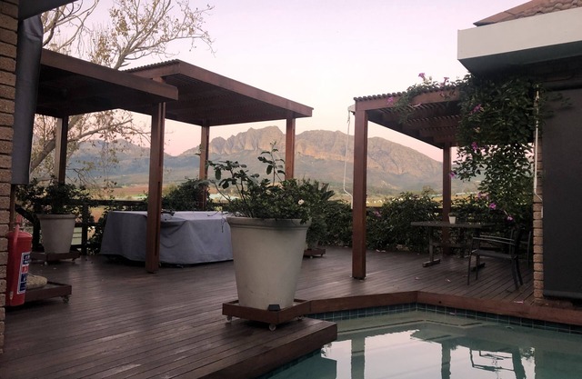 4 beds 3 baths with pool,the heart of the Cape Winelands 4 bedrooms 3 bathroom
