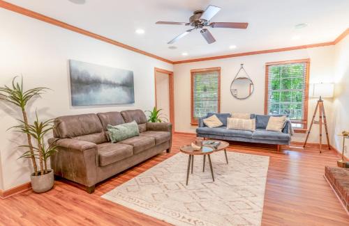 4 Beds Large groups,King Bed,Tvs, Kids essentials, office, Grill, Crib, in Bond park ,PNC Arena