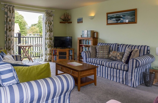 4 Bell Lodge, - sleeps 7 guests in 3 bedrooms