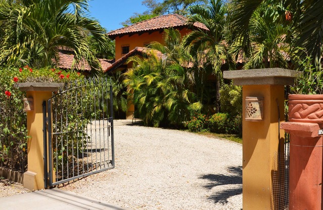 4 Br/4 Bth Spectacular Luxury Home, Across From Beach.