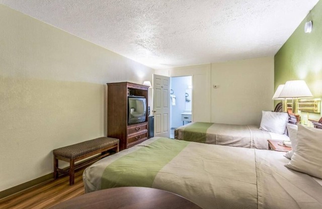4 Budget Edgewood Rooms w/Grab-and-Go Breakfast & Nearby Dining Options