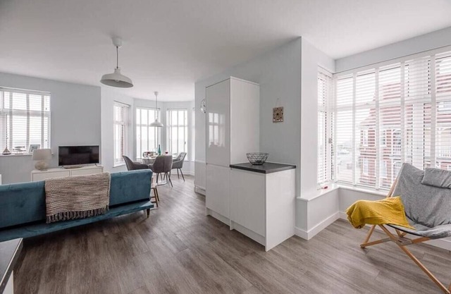 4 Buregate House, Felixstowe - Sea view apartment