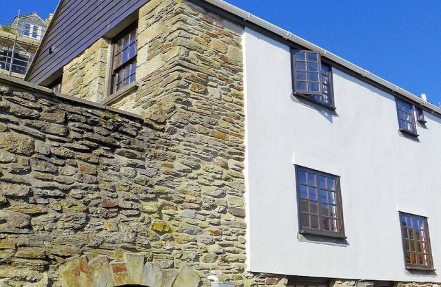 4 Capt Uptons Cottages. Central but secluded. Fast Wifi. Top floor sea views.