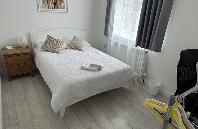 4 double bedroom modern house, close to shops , hospitals, Brooks , Headington
