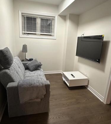 4 Guests, 2 bedrooms, 2 queen beds basement apartment in Ajax