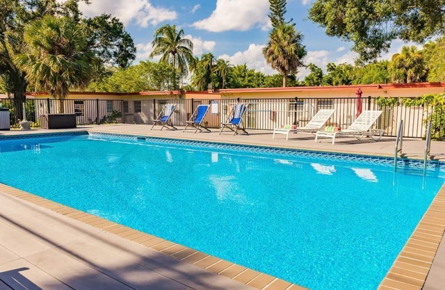 #4 Heated Pool, Large Yard, 2BR+sunroom/office