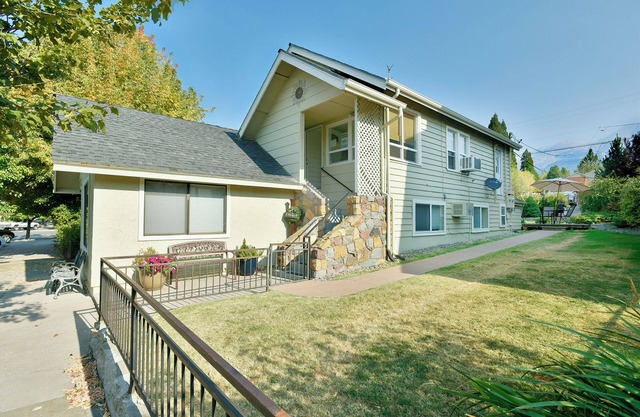 4 Homes in downtown Mt. Shasta sleeps 24!