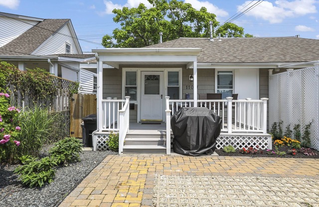 4 houses from the beach! Belmar Rear West Cottage