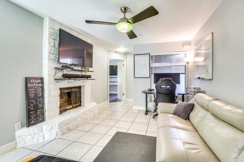 4 Mi to Dtwn Gem with Pool Access and Patio in Austin