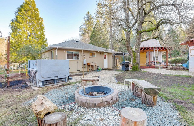 4 Mi to Dtwn Grass Valley: Forest Oasis w/Hot Tub