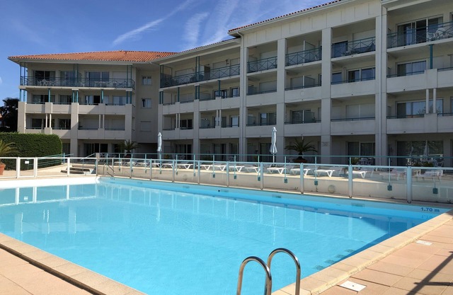 4 people 2 rooms, terrace, renovated swimming pool golf sea surf - D