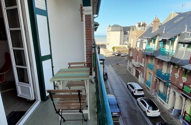 4 pers. 60m2 . apartment with side sea view. 50m from the beach.