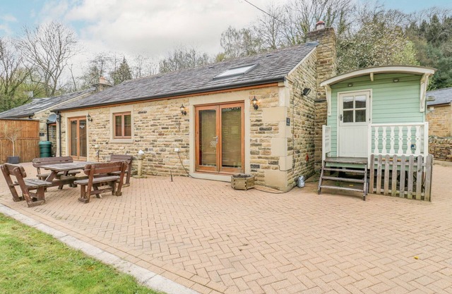 4 PHEASANT LANE, pet friendly, with hot tub in Stocksbridge