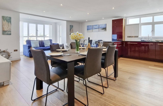 4 POINT VIEW-Award Winning 3 Bed Apartment with parking/Croyde Bay - 5 min walk