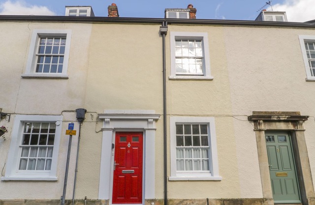 4 PRIEST ROW, pet friendly, character holiday cottage in Wells