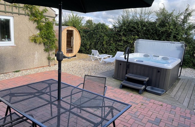 4 Star detached rural Bungalow with Jacuzzi & Sauna, Play Area and free WIFI