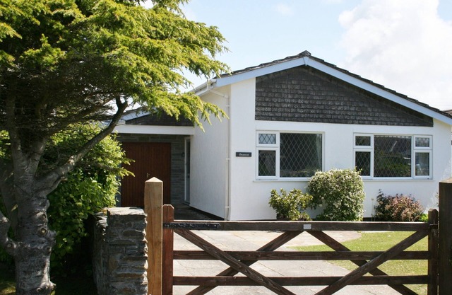 4-Star Family Home in Rock: private garden, walk to beach & pet friendly