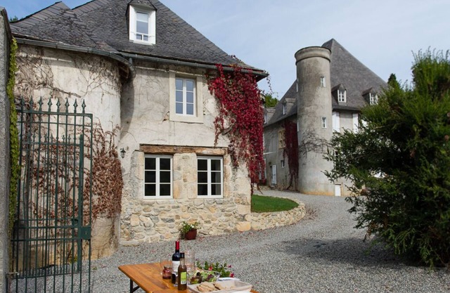 4 star holiday accommodation in the Pyrenees, in the grounds of a Château