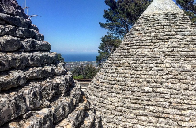 4 trulli in the peaceful oasis of Selva di Fasano.