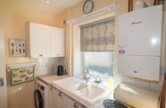 4 VENABLES ROAD, romantic, character holiday cottage in Blacon