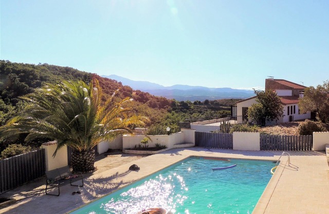 4 * villa, magnificent view, a few steps from the sea and Spain. All inclusive.