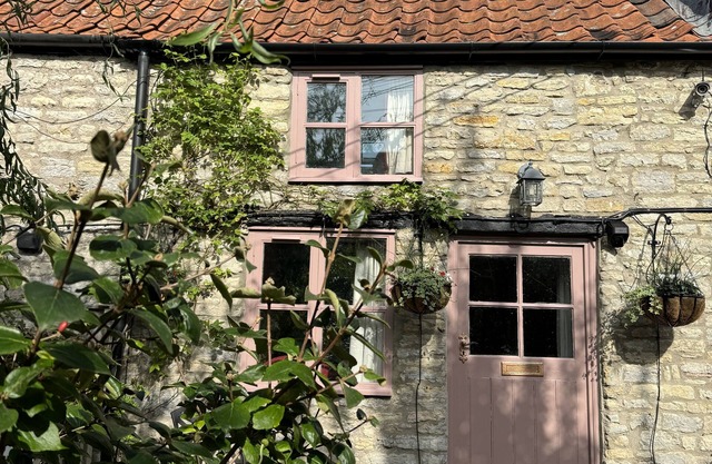 400 year old Grade II listed stone cottage, Pilton; GlastonburynAA 4* Gold Award