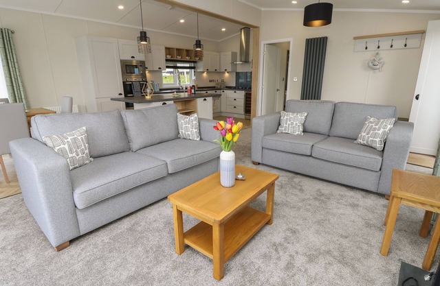 48 CROSSWINDS, luxury holiday cottage, with pool in Bembridge