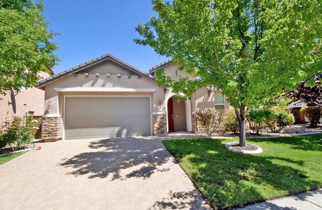 4BR, 20 min to Lake Tahoe & Reno, King Bed, Garage