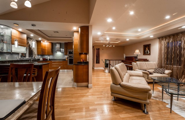 4BR, 4Bath Dream Home Experience: sauna, hot tub, pool. Explore Boston in Style!