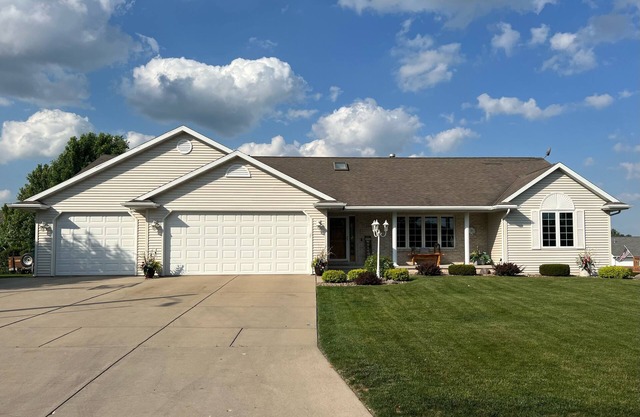 4BR home. 10 minutes from Lambeau Field!