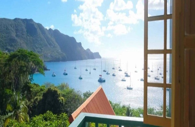 4BR Overlooking Beach Villa included w/Staff