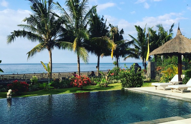 4BR Tropical Villa right on the Beach