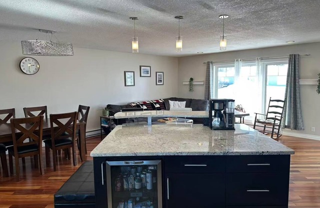 4BR w/Wine Fridge, Bar, Patio, Parking, Laundry