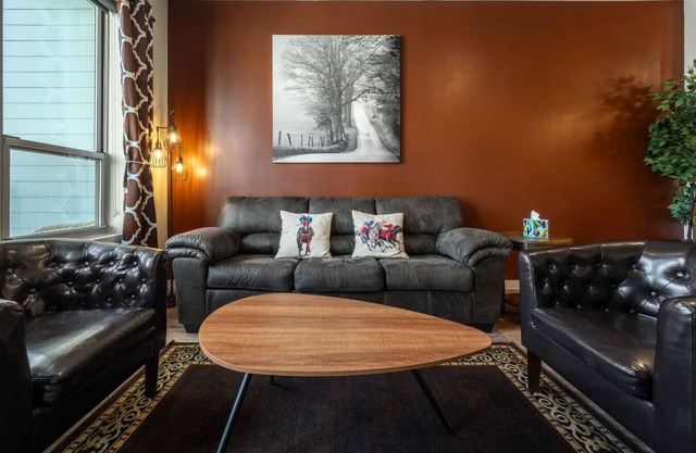 4th Street Suites - Serene King Bed Suite