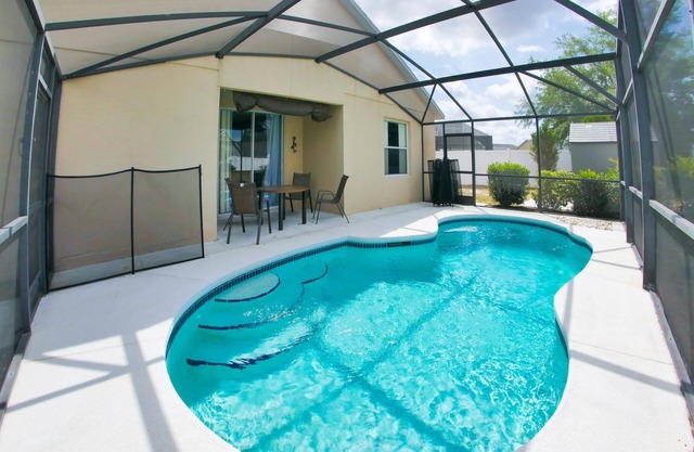 5/4 Pool home located in Sunset Ridge Community!