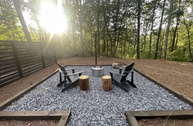 5.5mi to Helen - Couples Shower - Private Fire Pit