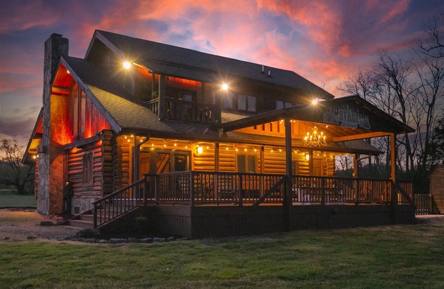 5 Acre Cabin Getaway with Pool, Hot Tub, Fire Pit, & Creek! 8 miles to downtown!