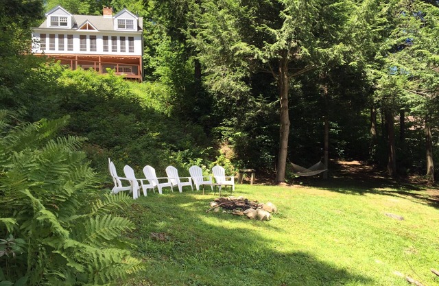 5 Bdrm Lakehouse, sleeps 18, private dock, hot tub, 15 minutes to Mount Snow