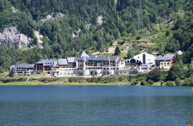 5-bed apartment with superb view of Lake Artouste