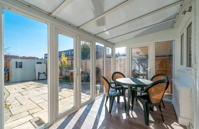 5 Bed House - Sleeps 11 - Garden