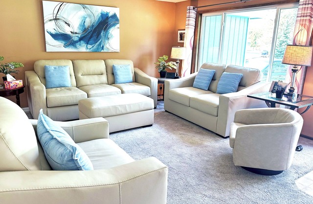 5-BEDROOM 3,000 sq.ft. BEAUTIFUL HOME, SPA, THEATER, GYM, NEAR UNIVERSITY