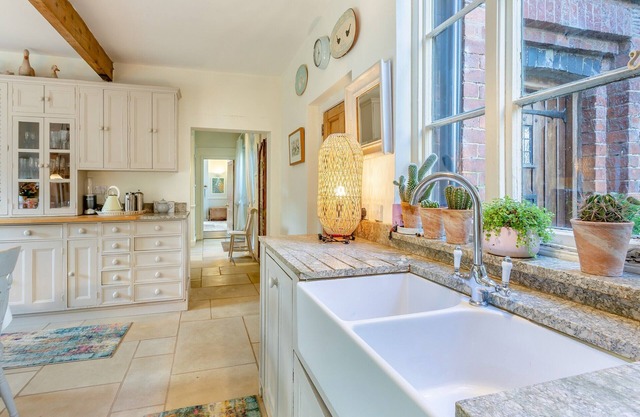 5 bedroom accommodation in East Farndon