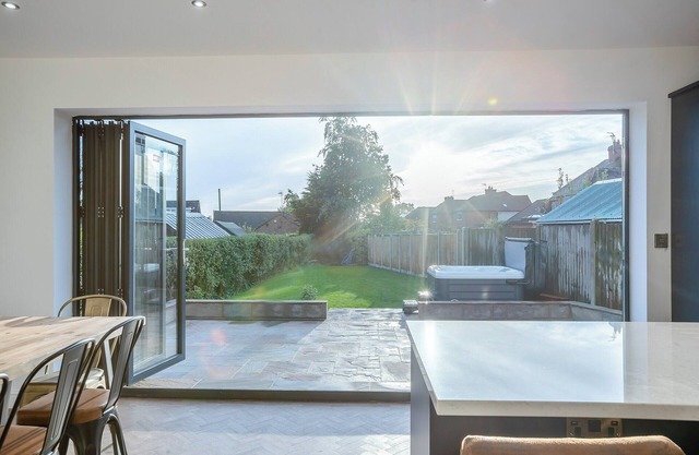 5 bedroom accommodation in Ashbourne