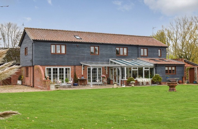 5 bedroom accommodation in Hanworth