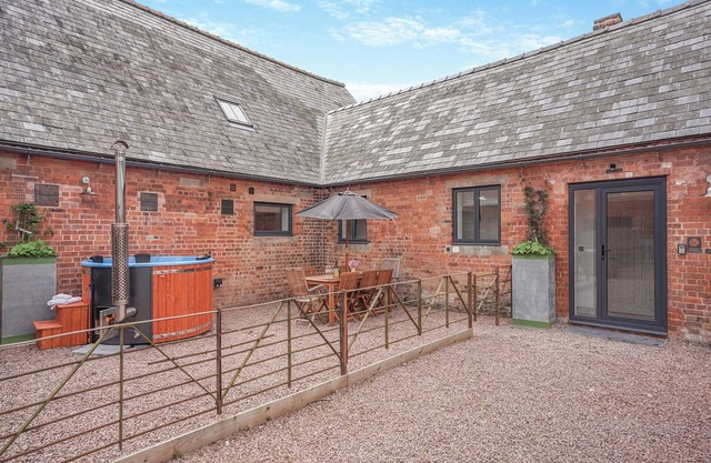 5 bedroom accommodation in Huntley