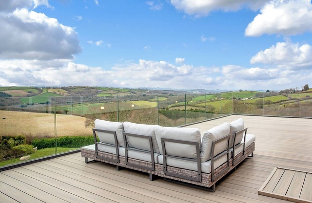 5 bedroom accommodation in Exeter