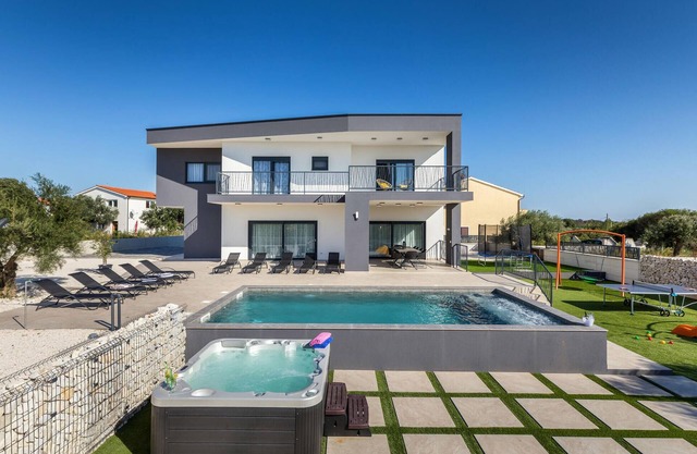 5 bedroom amazing home in Galizana