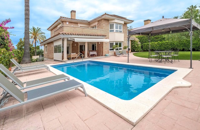 5 bedroom awesome home in Reus