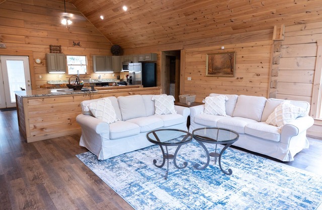 5-bedroom cabin just 14 minutes from Holiday World and Splashin' Safari
