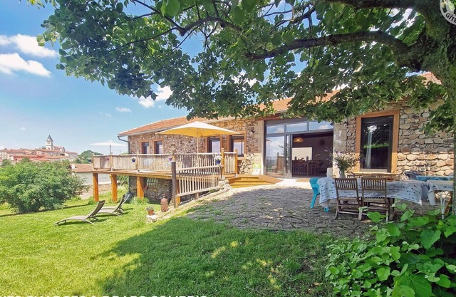 5-bedroom cottage with garden, terraces, and pets allowed